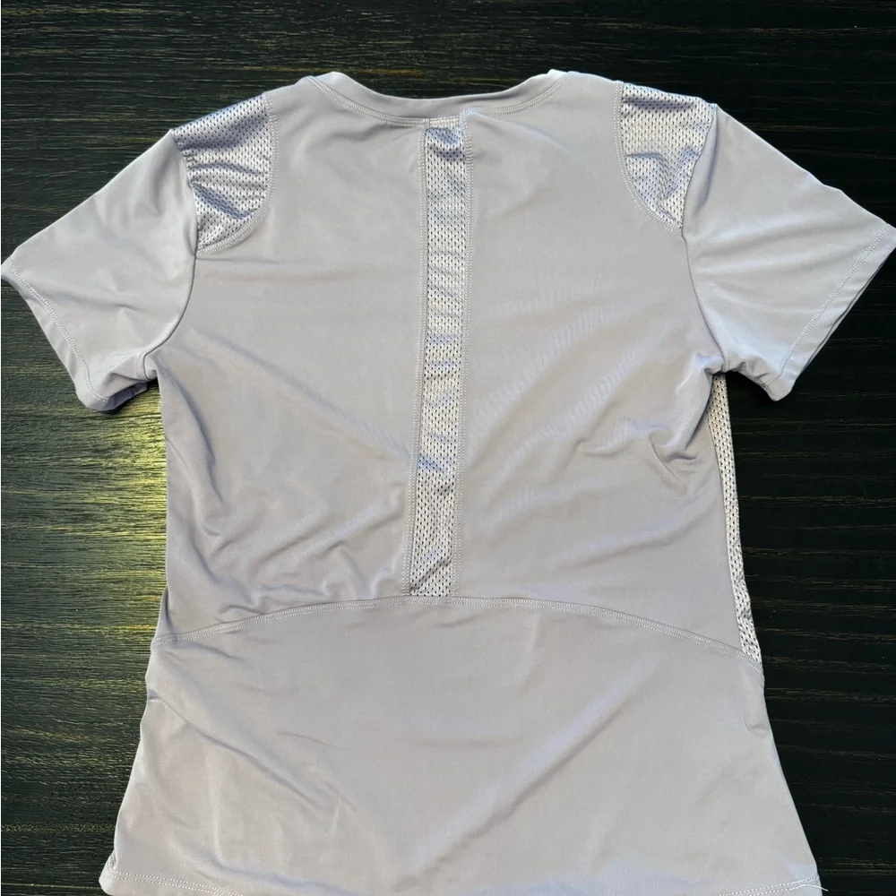 LOT (13 pieces) of running/workout clothes. - Picture 12 of 16